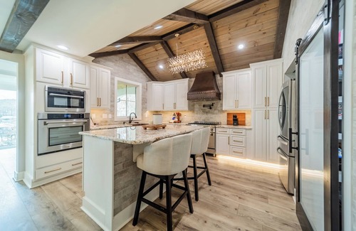 Denver House | Take it to the Bank! by AvantStay | New Pool + Hot Tub | Sleeps 16