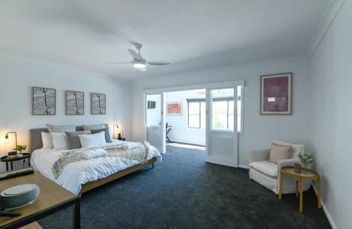 Dubbo Apartment | Tamworth Retreat - Sleek & Stylish, Sleeps 5