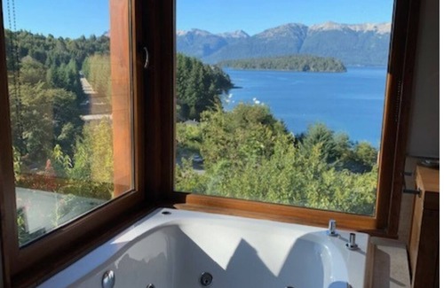 Correntoso House | Tanière. Contemporary design house. Breathtaking lake view.