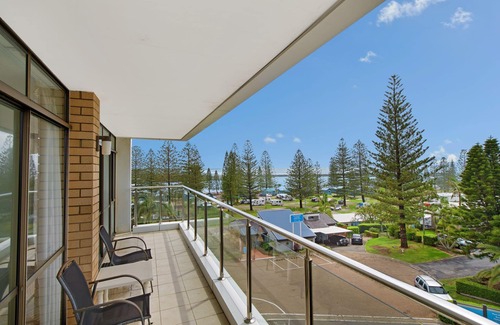 Port Macquarie Apartment | Tasman Towers 12 - Walk To Town & Beach With A Pool