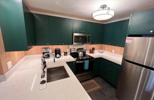 Mammoth Lakes House | Tastefully Remodeled Condo at Mammoth Ski & Racquet Club, Hot Tub, Garage, 10 Min Walk to Ski Lifts