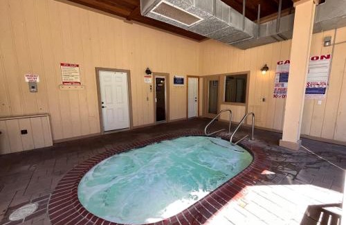 Mammoth Lakes House | Tastefully Remodeled Condo at Mammoth Ski & Racquet Club, Hot Tub, Garage, 10 Min Walk to Ski Lifts