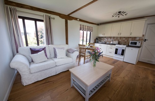 Abbess Roding Cottage | Tastefully Renovated Countryside Cottage with Swimming Pool near Tenterden