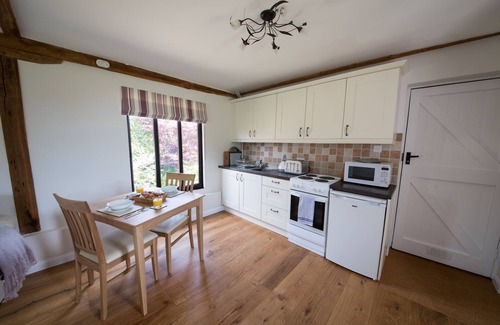 Abbess Roding Cottage | Tastefully Renovated Countryside Cottage with Swimming Pool near Tenterden