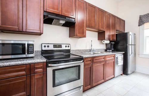 East Riverside House | Tchop1. Uptown|Classic|Blocks to Brewery/Magazine