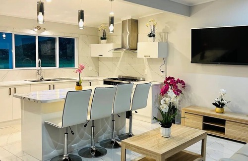 Tapere of Vaimaanga House | Te-Hirimoana - Modern cosy and Luxurious 2 bedroom Villa.