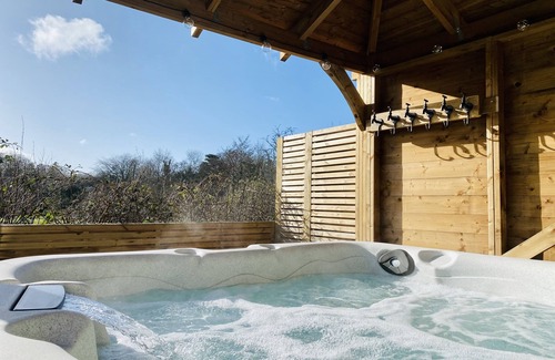 Ennerdale Bridge House | Teapot Cottage 5* - Eclectic and Cosy with Hot Tub