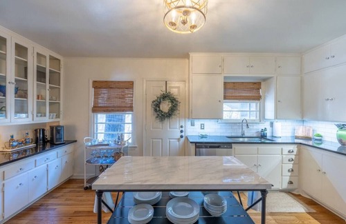 Tech Terrace House | Tech Terrace Vintage Gem, 5 Blocks from TTU Campus