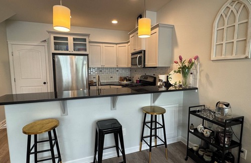 West Valley House | Ted Mason 5 Mi. Luxury Townhouse: Private, Quiet, Convenient w/Fireplace & Park