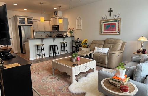 West Valley House | Ted Mason 5 Mi. Luxury Townhouse: Private, Quiet, Convenient w/Fireplace & Park