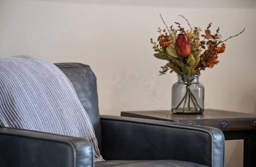 Manhattan Condo | Tee'd Up at Home Stay MHK