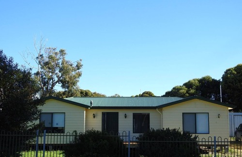 Warrenben House | Temples Holiday House at Marion Bay - with wifi. Pets considered.