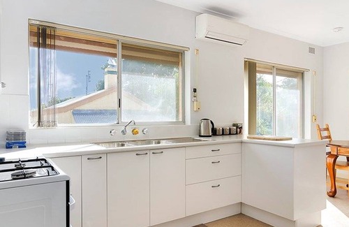 Angaston House | Ten-on-French Barossa getaway