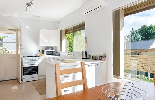 Angaston House | Ten-on-French Barossa getaway