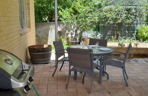 Angaston House | Ten-on-French Barossa getaway