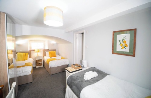 Hawick Hotel | Teviotside Travel Inn - Hawick Room 4 triple (3 x singles)