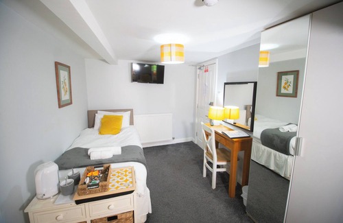 Hawick Hotel | Teviotside Travel Inn - Hawick Room 4 triple (3 x singles)