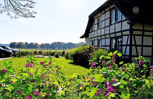 Siggermow Apartment | Thatched-roof villa on Wiesengrund - ground floor garden apartment