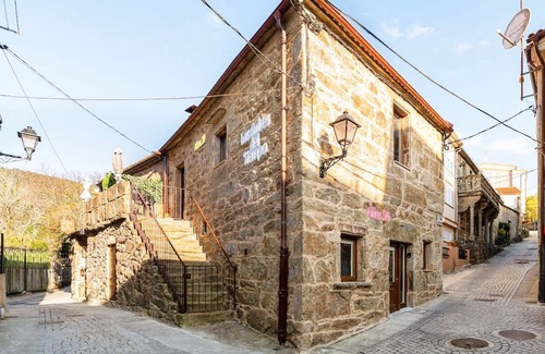 Corcubion Apartment | The 50's Suite. Barbie's summer house. Bathtub and jukebox