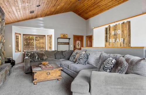 Upper Moonridge House | The 717 - Upper Moonridge - VERY Close to Resorts!