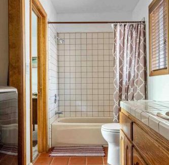 Upper Moonridge House | The 717 - Upper Moonridge - VERY Close to Resorts!