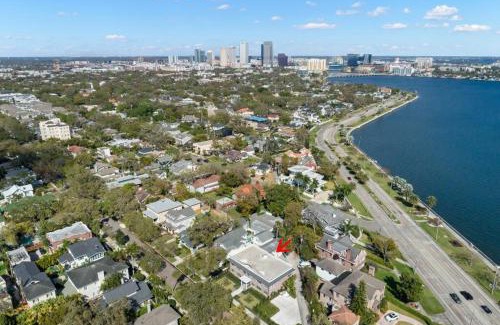 Hyde Park Apartment | The Adaline Room #6 - Stunning Hyde Park Apartment, 1st Floor, Steps to Bayshore