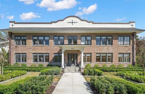 Hyde Park Apartment | The Adaline Room #6 - Stunning Hyde Park Apartment, 1st Floor, Steps to Bayshore