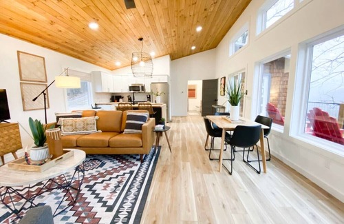 Newnata Cabin | The Aerie ~ A Modern Retreat at Double Bridges