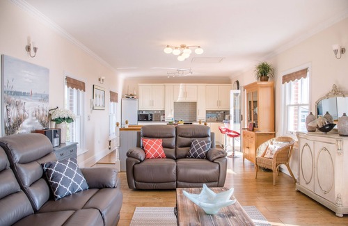 Aldeburgh Apartment | THE ALDEBURGH LOOKOUT Stylish accommodation for 6 with best sea views in town