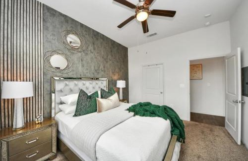 Braeswood Place Apartment | The Alexan* Walk to NRG* TX Med Center* Downtown