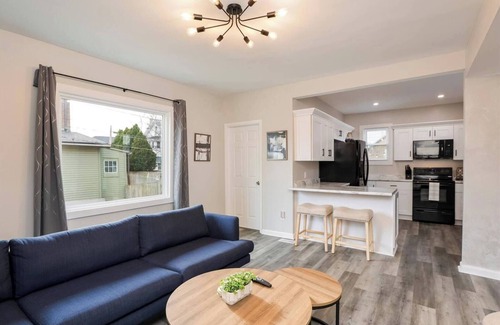 Merion Village House | The Alley House - 4BR with Hot Tub