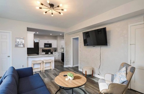 Merion Village House | The Alley House - 4BR with Hot Tub