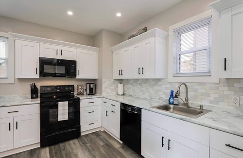 Merion Village House | The Alley House - 4BR with Hot Tub