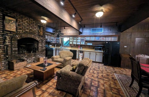 Goose Creek House | The Art History House, indoor heated pool, 3 bedrooms, with two kitchens