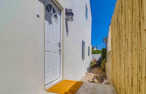 Sunset Cliffs Apartment | The Artist's Studio, Sunset Cliffs Ocean View - LONG-TERM 30+ DAYS ONLY!