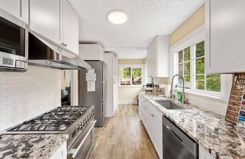 Coeur d'Alene House | The Beach Cottage - New remodel with stunning yard