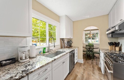 Coeur d'Alene House | The Beach Cottage - New remodel with stunning yard