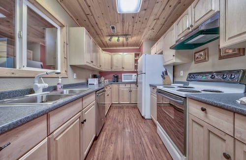 North Upper Truckee House | The Bear's Den 1965np 3 Bedroom Cabin by RedAwning