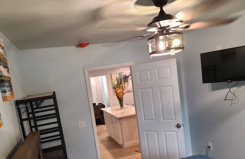 Cross Apartment | The Beehive is 19 miles from I-95, 16 miles from I-26. Fishing, hunting & more.