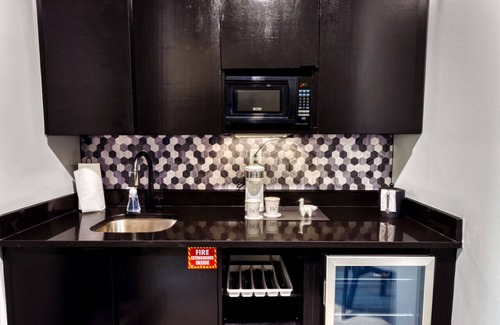 Biloxi Hotel | The Bella 102 | Hip-Hop Vibes & King Comfort