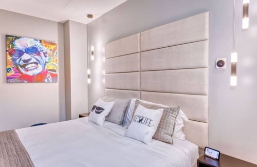 Biloxi Hotel | The Bella's Swing & Sway Suite, Sleeps 2, King Bed, Private Patio