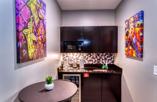 Biloxi Hotel | The Bella's Swing & Sway Suite, Sleeps 2, King Bed, Private Patio