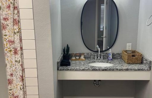 Hamilton Apartment | The Bernice - 2 Bedroom Apt in Quilt Town, USA