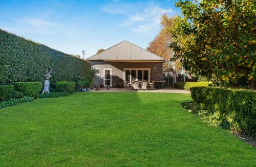 Wagga Wagga House | The Birch House - Stroll to CBD, Firepit