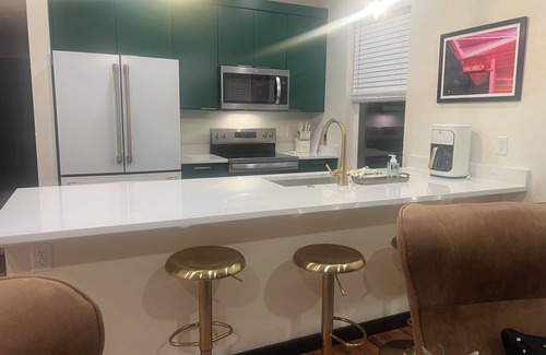 Oread Apartment | The Birdcage at The Hawk sleeps 10 - 2 bedrooms & 2 1/2 bathrooms.