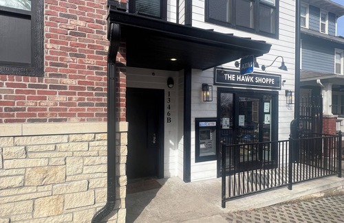 Oread Apartment | The Birdcage at The Hawk sleeps 10 - 2 bedrooms & 2 1/2 bathrooms.