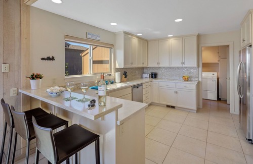 Bodega Bay House | "The Birds" Easy walk to the beach, hot tub, fireplace, quiet and elegant.