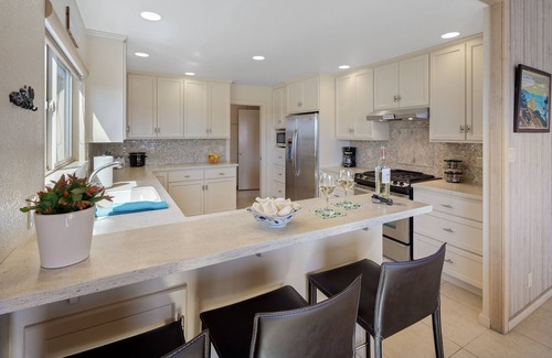 Bodega Bay House | "The Birds" Easy walk to the beach, hot tub, fireplace, quiet and elegant.