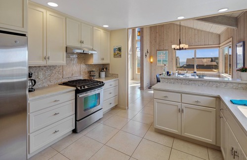 Bodega Bay House | "The Birds" Easy walk to the beach, hot tub, fireplace, quiet and elegant.