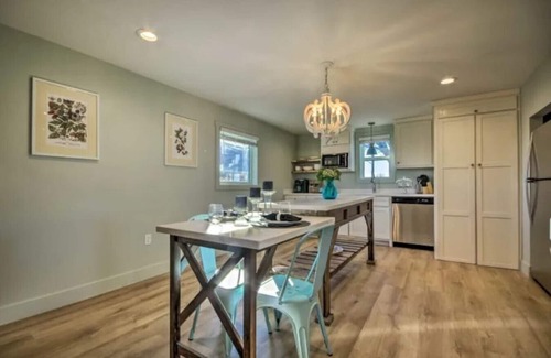 Rolla Other | The Blackberry Room @ Prairie Base, luxury king studio